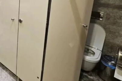 AVM'nin kadın tuvaletinde skandal: Cep telefonuyla görüntü almaya çalıştı!