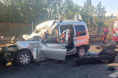 Hafif ticari araç kamyona çarptı: 3 ölü, 3 yaralı