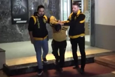 Yer: Adana! İlk önce çocuğun kafasını arabaya vurdu, daha sonra da yere fırlattı: Bakın kim çıktı