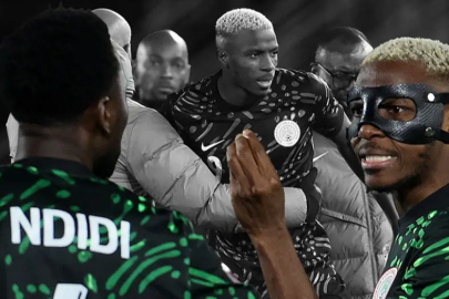 Osimhen çılgına döndü, takım arkadaşının üstüne yürüdü!