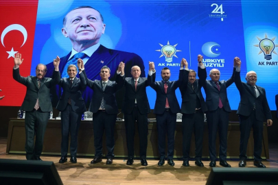Cumhurbaşkanı Erdoğan, AK Parti’ye katılan 4 belediye başkanına rozet taktı