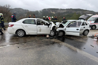 Burdur'da katliam gibi kaza! İki araç kafa kafaya çarpıştı: 7 ölü, çok sayıda yaralı
