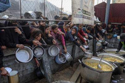 Gazze'de açlıkla mücadele: Bir öğün için saatlerce kuyrukta bekliyorlar