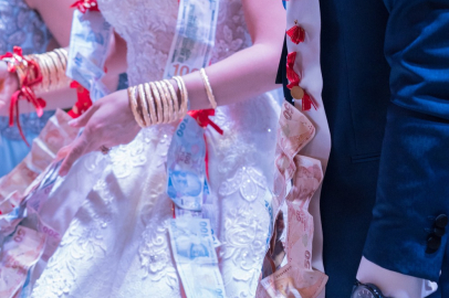 Düğünde çeyrek altın gelmeyince icra başlattı, kendi taktığı altını geri aldı