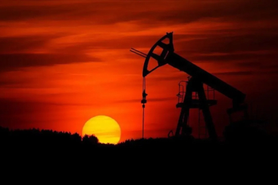 İran savaşı petrol fiyatlarını etkiledi: Varil başına 75 doları gördü