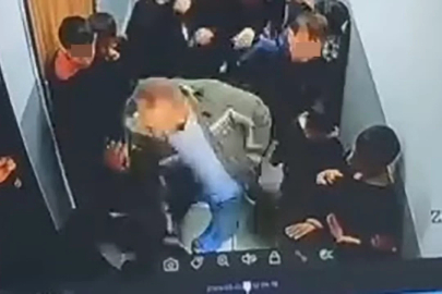 Çocuğuna kartopu atan öğrenciyi koridorda darp etti