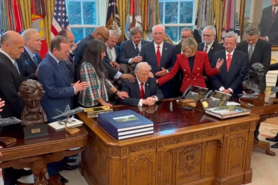 Oval Ofis'te ilginç anlar! Trump gözlerini kapattı, hepsi ona dokunarak dua etti