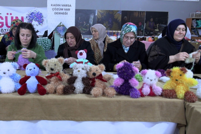 İlmek ilmek sevgi; kadınlar örüyor, çocuklar gülüyor