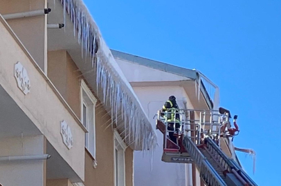 Kars’ta çatılardaki buz sarkıtları kırılıyor