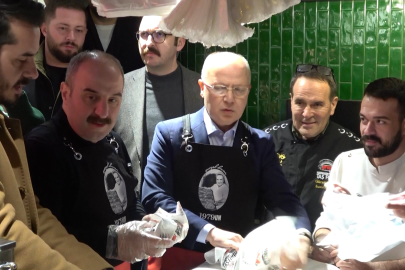 Mustafa Varank, Bursa'da geleneksel sahur programında vatandaşlarla bir araya geldi