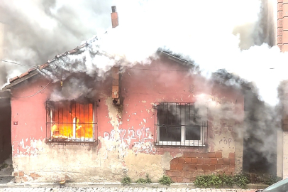 İstanbul Kağıthane’de gecekondu alev alev yandı: 1 ölü; 'İmdat' sesini duyup içeri girdiler