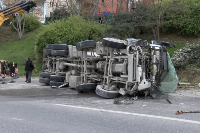 İstanbul Üsküdar’da lastiği patlayan beton mikseri devrildi, sürücüsü yaralandı
