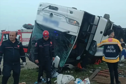 Bayram sabahı feci kaza! Adana’da yolcu otobüsü devrildi: 2 ölü 19 yaralı