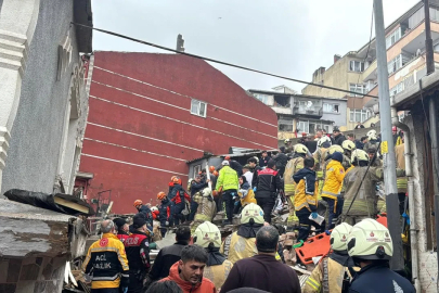 İstanbul Fatih'te 2 bina çöktü! Enkazdaki 11 kişiden 9'u sağ olarak kurtarıldı