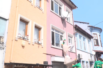 Mahkeme kararıyla boşaltılan evden 4 kamyon atık çıkarıldı