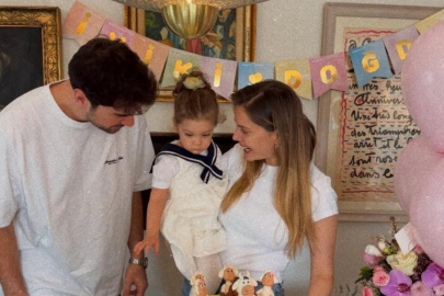 Yasak Elma'nın Yıldız'ı Eda Ece kızı Mina İpek'in yüzünü gösterdi! 'Annesinin kopyası'