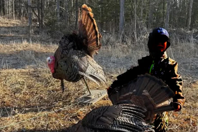 Akılalmaz etkinlik: Üç yaşındaki çocuk hindi zannettiği baba ve oğlunu silahla vurdu!