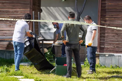 Parktaki LED ekranın ayağında erkek cesedi bulundu