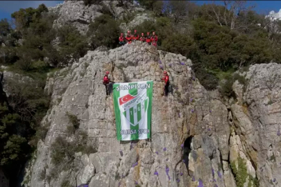 Tatbikatı tamamlayan arama kurtarma ekipleri, zirvede Bursaspor bayrağı dalgalandırdı