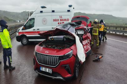 Otomobil TIR’a çarptı; 4 yaralı