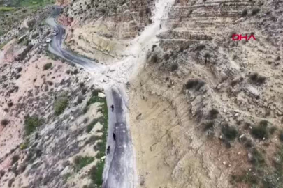 Yamaçtan kopan dev kayalar köy yolunu kapattı