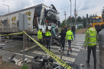 TIR, kırmızı ışıkta bekleyen tankere çarptı: 1 ölü