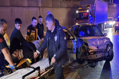 Bursa'da bariyerlere çarpan otomobilin sürücüsü yaralandı