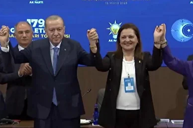 Cumhurbaşkanı Erdoğan, Burcu Köksal'a AK Parti rozetini taktı