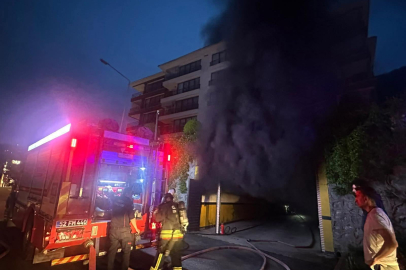 Apartmanın kapalı otoparkında çıkan yangında 3 otomobil zarar gördü
