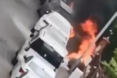 Beyoğlu’nda park halindeki otomobilin alev alev yandığı anlar kamerada