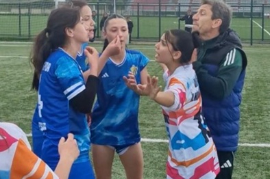 Kadın futbol takımı oyuncuları sahada birbirine girdi