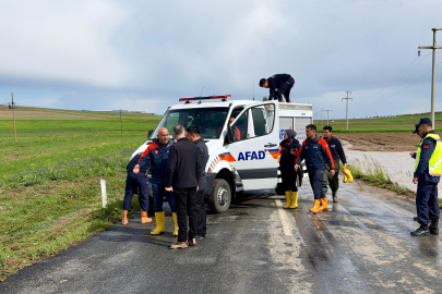 Kırşehir'de şiddetli sağanak; Tarım arazileri ve yollar göle döndü