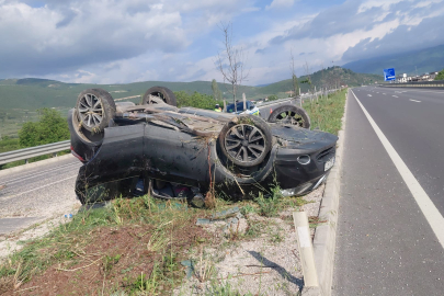 Takla atan otomobildeki anne ile oğlu yaralandı