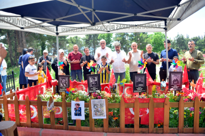 Okuldaki saldırıda ölen öğrencilerin aileleri mezarlıkta bir araya geldi