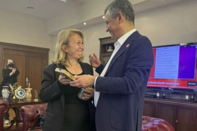 Özgür Özel, Genel Başkanlık mührünü böyle verdi!