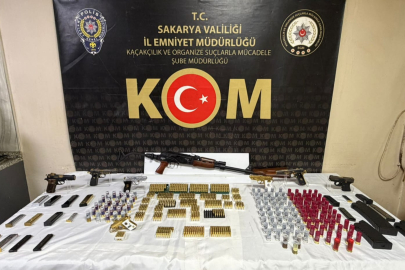 Sakarya'da iki ayrı evde yapılan aramada tabancalar, tüfek ve mühimmat ele geçirildi