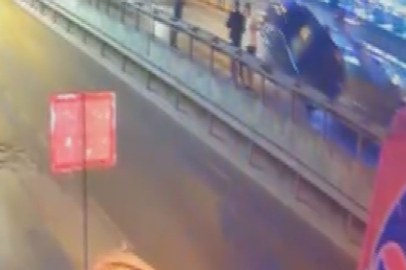 Avcılar'da arıza nedeniyle duran araca alkollü sürücünün kullandığı otomobil çarptı; 1'i ağır 4 yaralı