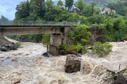 Artvin’de sağanak; dere taştı
