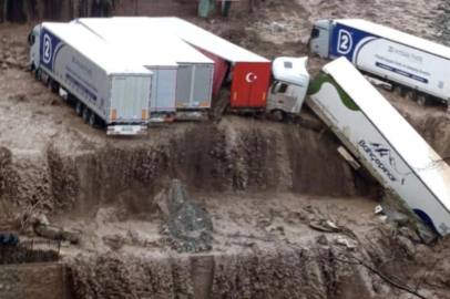 Doğu Akdeniz'de sağanak; caddeleri su bastı