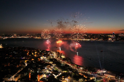 İstanbul Boğazı’ndaki havai fişek gösterisi havadan görüntülendi