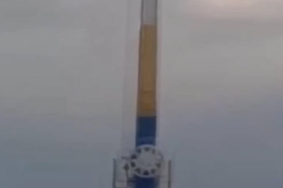 Lunaparkta arızalanan oyuncakta baş aşağı mahsur kaldılar