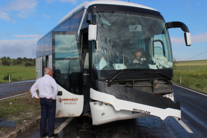 Tur otobüsü karşı şeride geçti: 16 yaralı