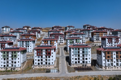 Bakan Kurum, depremzede ailenin bayram sevincini paylaştı
