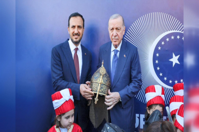 Cumhurbaşkanı Erdoğan'a özel hazırlanan miğfer hediye edildi