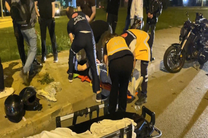 Kontrolden çıkan motosiklet, emniyet şeridindeki 2 motosiklete çarptı; 3 yaralı