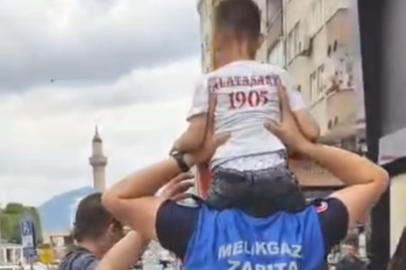 Zabıta memuru, kayıp çocuğu omzunda taşıyarak ailesine teslim etti