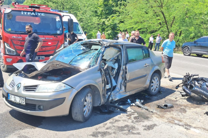 Motosiklet, akaryakıt istasyonuna dönen otomobile çarptı: 1 ölü, 1 yaralı