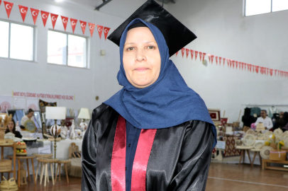 56 yaşında lise diploması alıp kep attı; hedefi üniversite