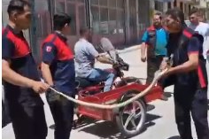 Traktörün tekerleğinden çıkarılan yılan, doğal yaşam alanına bırakıldı