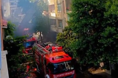 Tuzla'da 4 katlı binanın çatısında çıkan yangın yandaki apartmana sıçradı